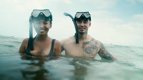 Couple-wearing-goggles-at-the-sea