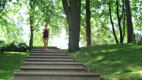 Sportliche-Frau-Joggt-In-Zeitlupe-Die-Treppe-Hinunter