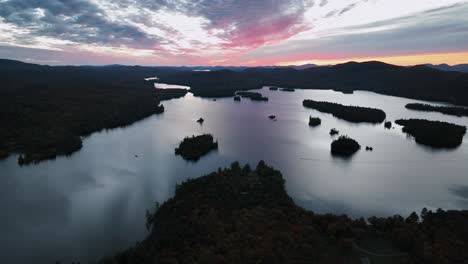 Malerische-Aussicht-Auf-Bewaldete-Seeinseln-Bei-Sonnenuntergang-Im-Blue-Mountain-Lake,-Hamilton-County,-New-York,-USA