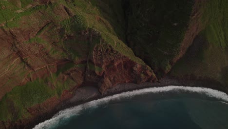 Vista-Aérea-Con-Un-Dron-De-Costa-Escarpada-Con-Olas-Y-Acantilados-En-Madeira