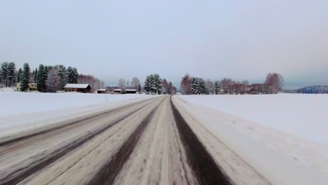 Sich-Schnell-Bewegende-POV-Fahrt-Auf-Vereisten,-Schneebedeckten-Landstraßen,-Finnland,-Winterreisen