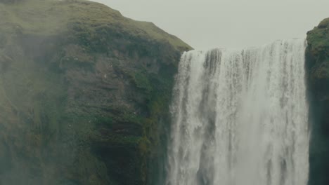 Landschaftliche-Schönheit,-Da-Der-Skógafoss-Wasserfall-über-Ehemalige-Meeresklippen-In-Island-Stürzt
