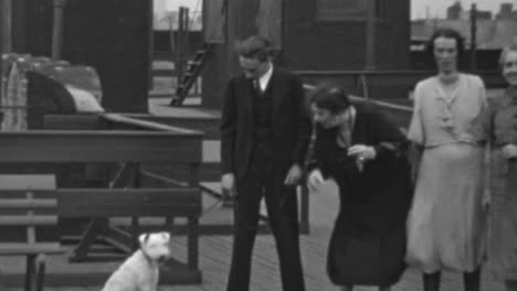 Frauen-Und-Ein-Mann-Mit-Ihrem-Hund-Auf-Einem-New-Yorker-Kai-In-Den-1930er-Jahren