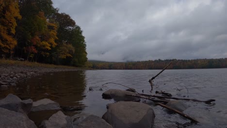 Autumn-lakeshore-spectacular-time-lapse-on-a-beautiful-cloudy-da