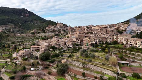 Panorama-Des-Traditionellen-Dorfes-Valldemossa-Auf-Dem-Berg-Tramuntana,-Mallorca,-Balearen,-Spanien_Drohnenaufnahme