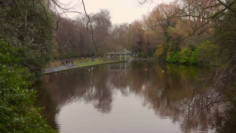 Lake-during-winter-at-St-Stephen's-Green's-on-a-cold-day