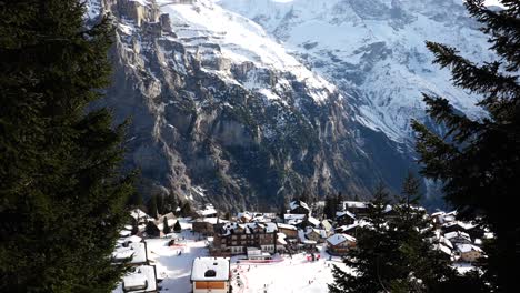 Kleines-Dorf-Im-Verschneiten-Berner-Hochland-In-Der-Schweiz-Inmitten-Einer-Bergkette