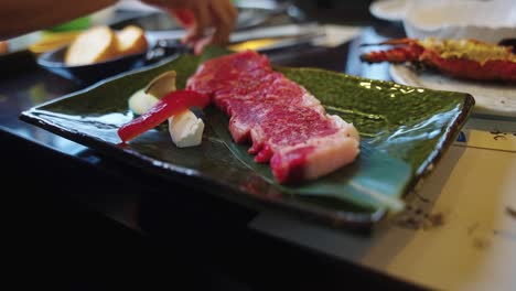 Seltenes-Japanisches-Wagyu-Rindfleisch,-Bereit-Zum-Grillen-Auf-Dem-Tisch-4k