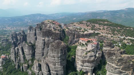 Meteora-Monasteries-and-Rock-Formations-in-Thessaly,-Greece-Mainland---Aerial-4k-Backwards