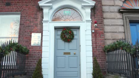 Weißer-Eingangsbereich-Und-Weihnachtskranz-An-Der-Tür-Eines-Typischen-Dubliner-Hauses