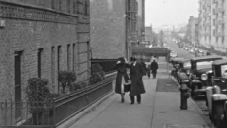Paar-Geht-Die-Straße-Eines-Gehobenen-Viertels-In-New-York-City-Der-1930er-Jahre-Entlang