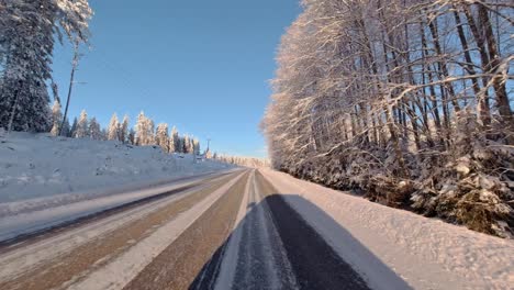 La-Nieve-Invernal-Crea-Una-Escena-Pintoresca-Pero-Necesita-Una-Habilidad-De-Conducción-Cuidadosa.