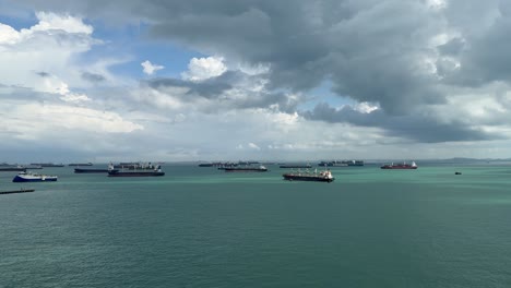 Schwenkansicht-Von-Schiffen-In-Der-Straße-Von-Singapur