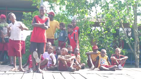 Das-Lächeln-Und-Die-Freude-Von-Grundschulkindern,-Die-Das-Spiel-In-Papua,-Indonesien,-Verfolgen