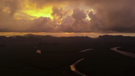 Brennender-Himmel,-Spektakulärer-Sonnenuntergang-über-Dem-Mangrovenwald-Im-Krabi-Schutzgebiet,-Küstenerosionsschutz