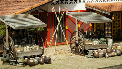 Ethnisches-Dorf-Cu-Lan-Vietnam---Traditionelle-Vientamische-Marktstände-Auf-Rädern-Aus-Holz-Für-Den-Verkauf-Von-Töpferwaren