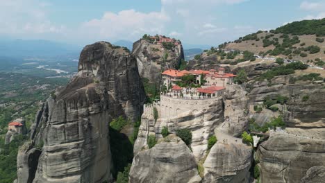 Monasterio-De-Meteora-En-Tesalia,-Grecia-Continental---Atracción-Turística-Popular-Y-Sitio-De-La-Unesco---Pedestal-Aéreo-4k