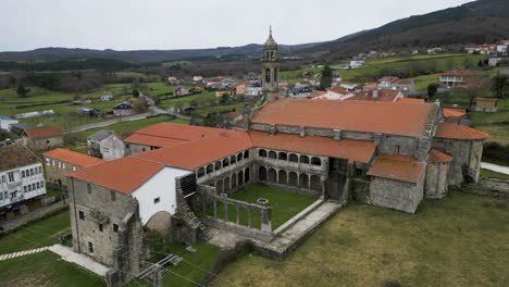Monasterio-De-Santa-María-De-Xunqueira,-Ribeira-Sacra,-España---Antena