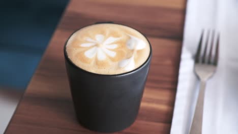 Café-Latte-Art-In-Form-Einer-Blume