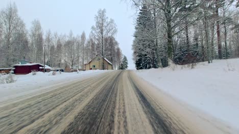 Punto-De-Vista-De-Invierno-Conduciendo-Sobre-Nieve-Y-Camino-Rural-Helado-Entorno-Rural-Finlandia