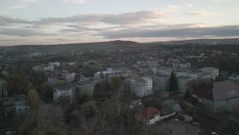 Metraje-Filmado-En-Rumania,-En-Una-Ciudad-Llamada-Dorohoi-Con-Dji-Mini-3-Pro-En-4k-Y-D-cinelike
