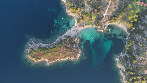 Pintoresca-Playa,-Bahía,-Isla-Y-Paisaje-Natural-En-Sithonia,-Halkidiki,-Grecia---Antena-4k