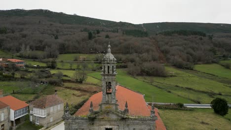 Antena-De-Los-Tejados-Del-Monasterio-De-Santa-María-De-Xunqueira,-Galicia.