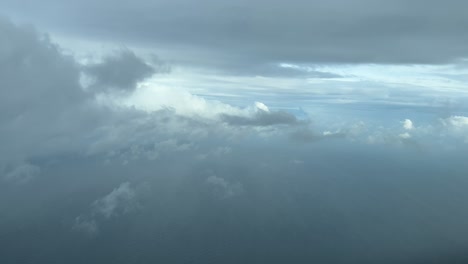 Fliegen-über-Einen-Himmel-Voller-Flauschiger-Wolken,-Wie-Es-Die-Piloten-Bei-Einem-Echtzeitflug-über-Dem-Mittelmeer-Gesehen-Haben