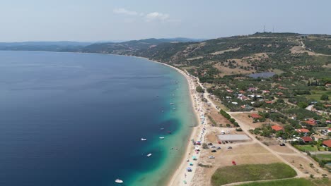 Larga-Playa-De-Arena-En-Athos,-Halkidiki,-Grecia---Antena-4k
