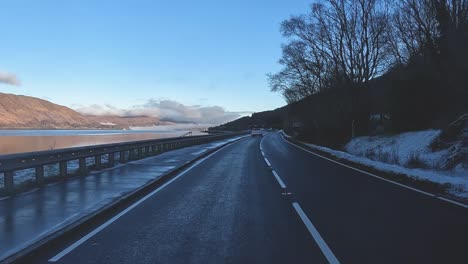 POV-Aufnahme-Beim-Fahren-Entlang-Eines-Wunderschönen-Sees-In-Der-Schottischen-Landschaft