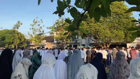 Musulmanes-Rezando-Salah-Juntos-En-El-Momento-Eid-Al-Fitr-En-El-Campo-En-Situación-Solemne