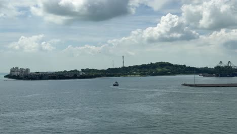 Punto-De-Vista-De-Un-Barco-Piloto-Navegando-Por-Las-Aguas-Del-Mar-En-Singapur