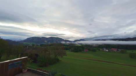 Una-Fina-Capa-De-Niebla-Se-Cierne-Sobre-El-Campo-Rural-Bajo-El-Cielo-Nublado