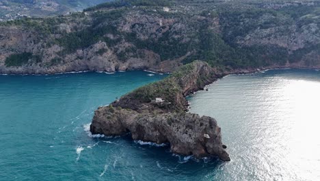 Luftaufnahme-Des-Berühmten-Mirador-De-Sa-Foradada-Auf-Mallorca-An-Einem-Sonnigen-Tag