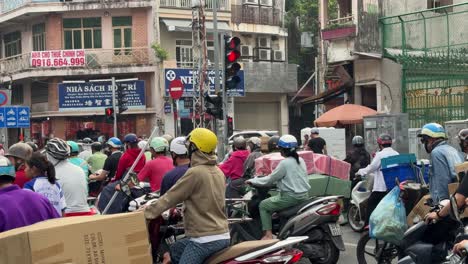 Szene-Mit-Motorradfahrern,-Die-Am-Verkehrsknotenpunkt-In-Ho-Chi-Minh-Stadt,-Vietnam,-Warten