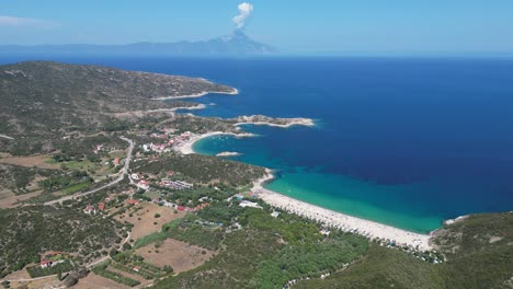 Costa-Y-Playas-De-Halkidiki-En-Sithonia,-Halkidiki,-Grecia---Círculos-Aéreos-4k