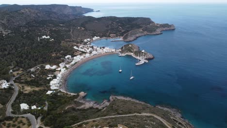 Luftaufnahme-über-Die-Strandbucht-Von-Kapsali-Auf-Der-Insel-Kythira-Mit-Einem-Festgemachten-Segelboot,-Griechenland
