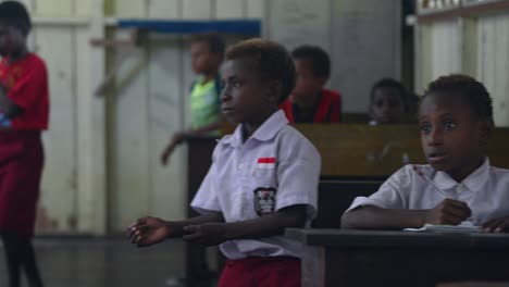 Kinder-Sind-Glücklich-Und-Konzentriert-Auf-Lernsituationen-In-Grundschulklassen-In-Papua,-Indonesien
