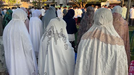 Muslime-Beten-Gemeinsam-Salah-Am-Eid-Al-Fitr-Moment-Auf-Dem-Feld-Und-Machen-Sieben-Takbirs