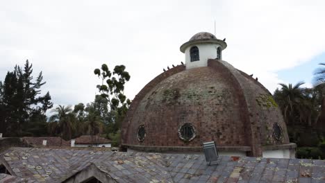 Panoramic-view-of-the-dome-of-the-Barrio-Güitig-church-in-the-midst-of-nature