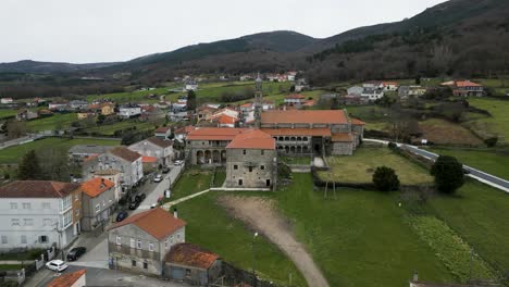 Drohnen-Dolly-Zum-Kloster-Santa-Maria-De-Xunqueira-In-Den-Ausläufern-Von-Ourense,-Spanien