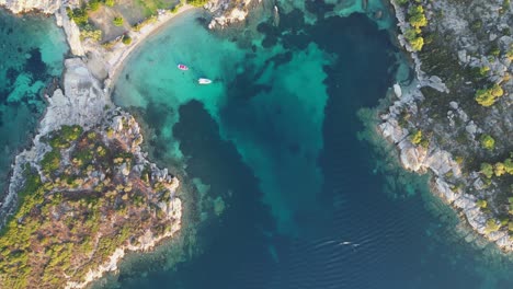 Idyllische-Bucht-Und-Strand-In-Sithonia,-Chalkidiki,-Griechenland---4K-Luftaufnahme-Von-Oben