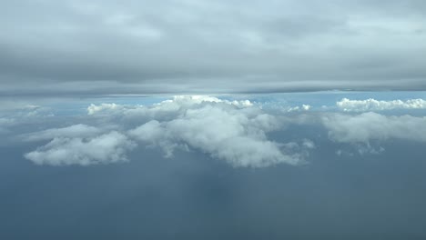 Volando-A-Través-De-Un-Cielo-Invernal-Mientras-Sobrevolaba-El-Mar-Mediterráneo-A-4000-M-De-Altura