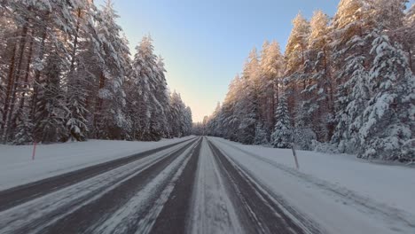 Ländliche-Winterliche-Malerische-Reise-Zur-Arbeit-Mit-Sonnenverwöhnten-Waldbäumen,-POV-Fahrt