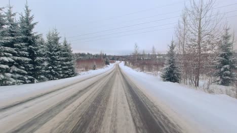 POV-Winterfahrt-In-Der-Malerischen-Offenen-Landschaft-Im-Nördlichen-Finnland