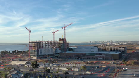Das-Neue-Kongresszentrum-Wird-In-Chula-Vista,-Kalifornien-Gebaut,-Mit-Der-Skyline-Von-San-Diego-In-Der-Ferne