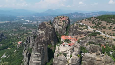 Monasterios-De-Meteora-En-Grecia-Continental---Atracción-Turística-Popular-Y-Patrimonio-De-La-Humanidad-Por-La-Unesco---Antena-4k