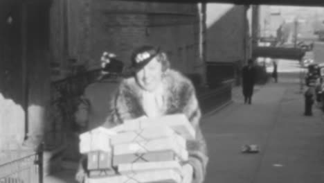 Una-Mujer-Sale-De-Una-Tienda-Llevando-Cajas-De-Regalos-En-La-Ciudad-De-Nueva-York-En-La-Década-De-1930