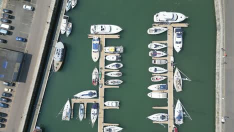 Aufnahmen-Des-Jachthafens-Von-Ramsgate-Von-Einer-Drohne,-Die-Boote-Zeigen