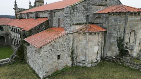 Kloster-Santa-Maria-De-Xunqueira,-Galicien,-Spanien---Luftaufnahme